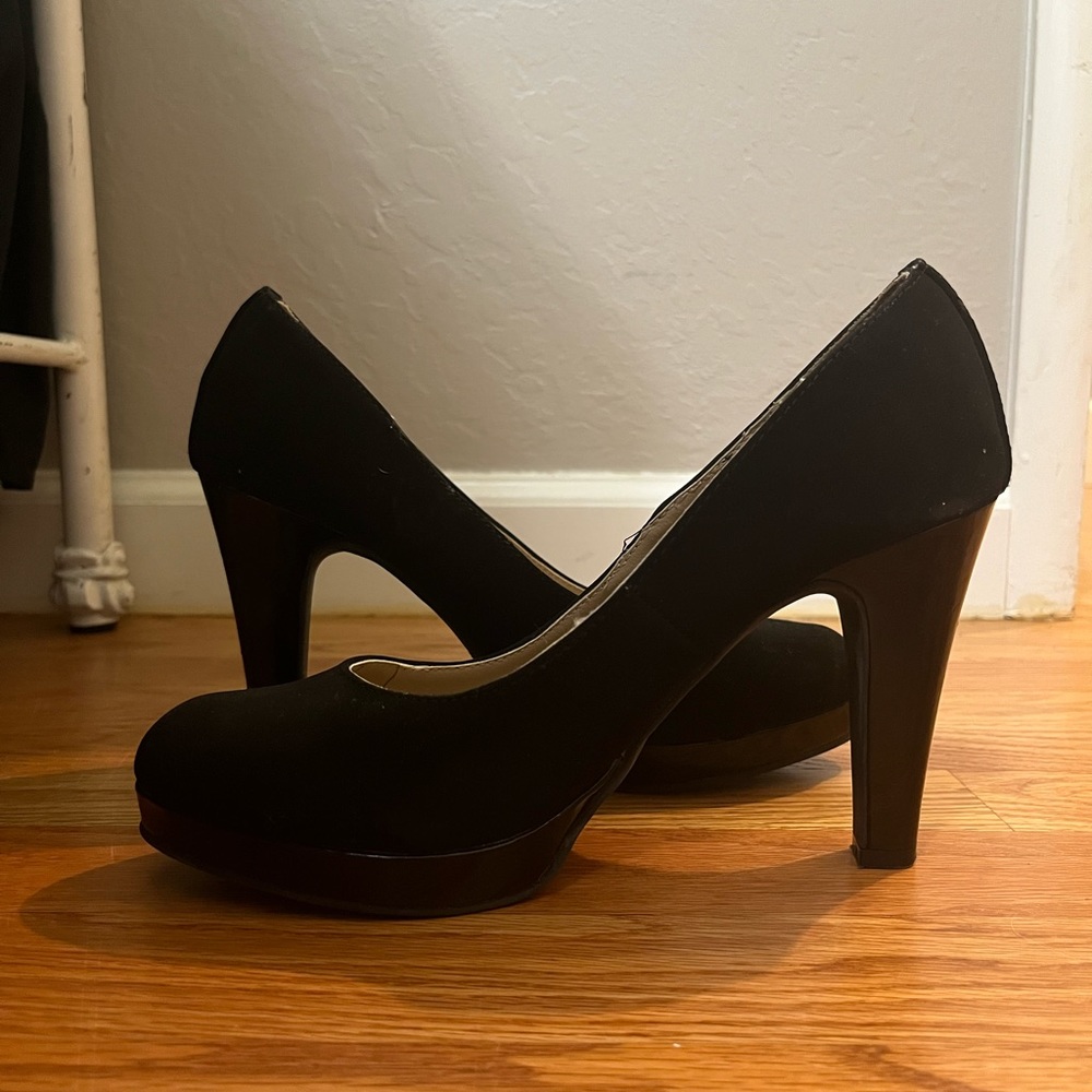 black heels - Picture 2 of 3